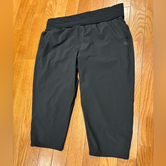 CALIA by Carrie Underwood Black Capris sz Large - Picture 1 of 6